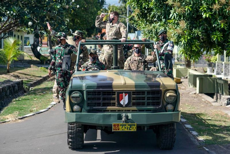 Prajurit Yonif Raider 900/SBW Latihan Bersama Tim MTT SFAB US Army ...